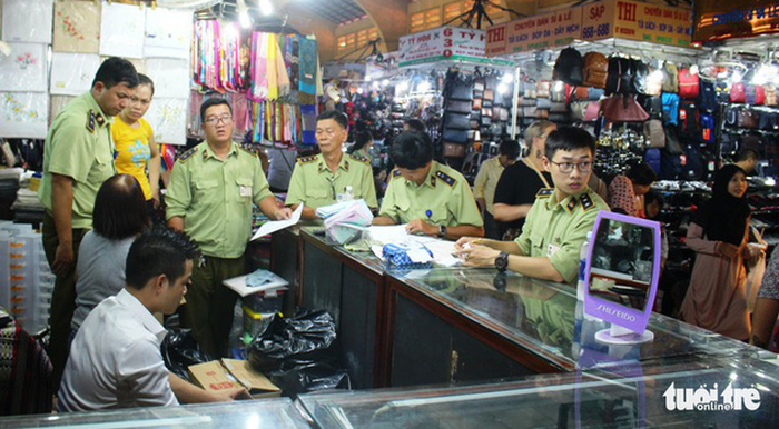 Lực lượng quản lý thị trường kiểm tra hàng giả tại chợ Bến Thành